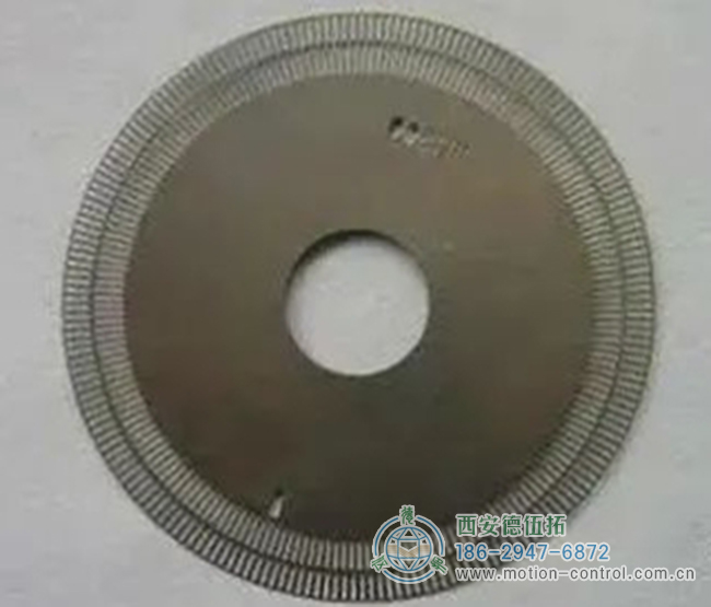 圖為光電編碼器的碼盤實物照片 圖為光電編碼器的碼盤實物照片
